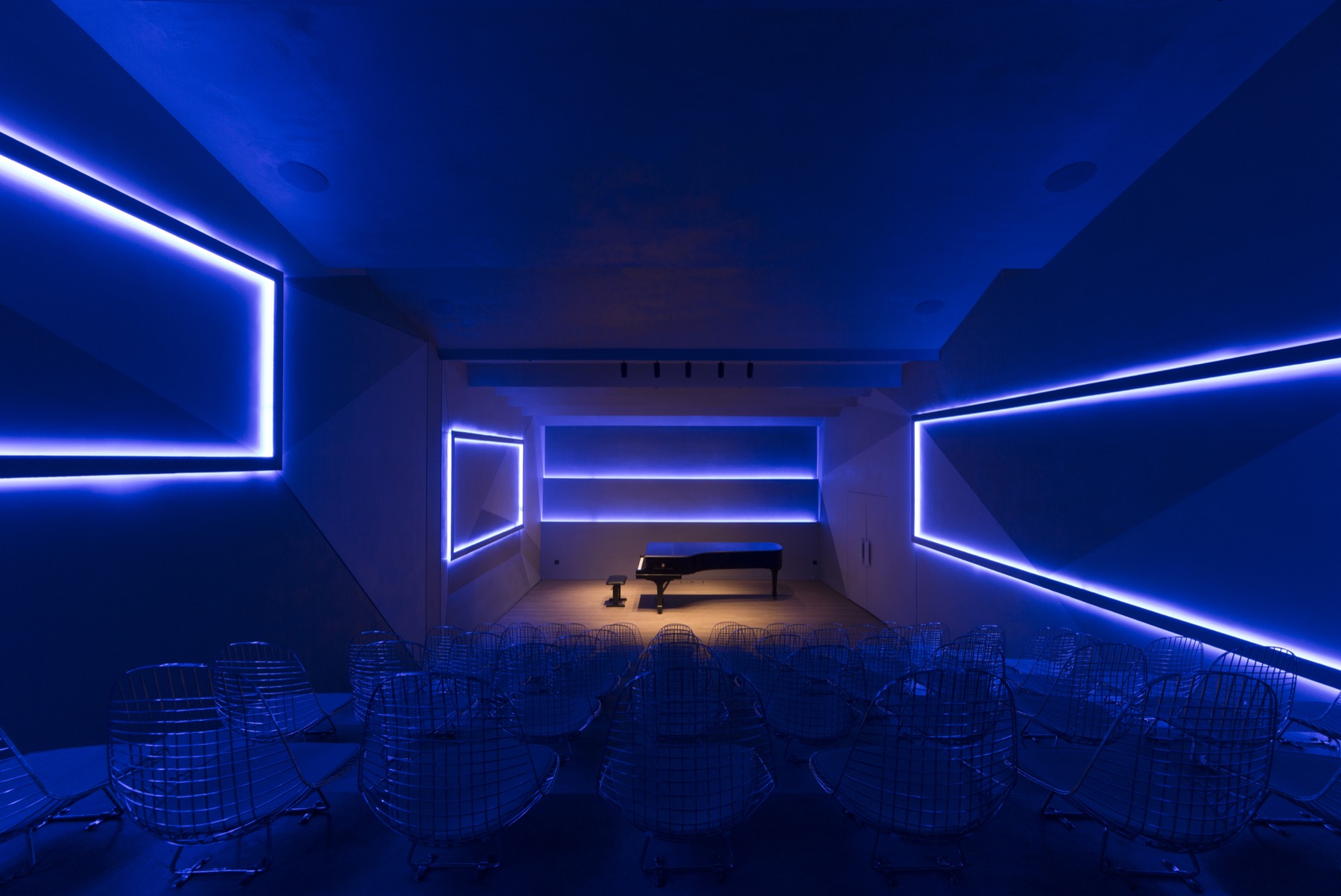 ITOMASA showroom with pianos